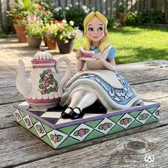 La magia delicada de Alicia se convierte en una escena llena de encanto en esta figura decorativa que captura uno de los momentos más icónicos del País de las Maravillas. 